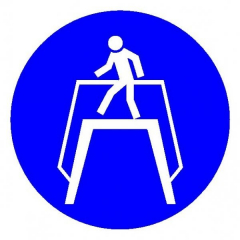 Пластик (М-12)  Переходить по надземному переходу