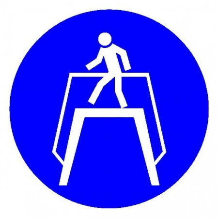 Пластик (М-12)  Переходить по надземному переходу